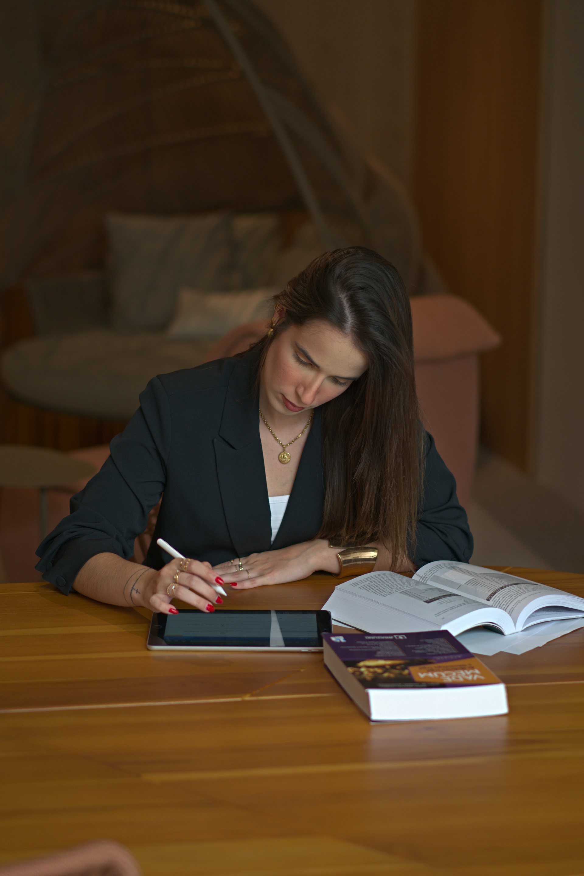 Dra. Maria Vitória em seu escritório